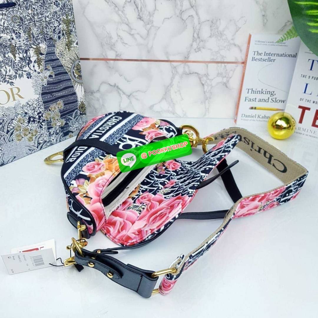 CHRISTIAN DIOR BAG VIP GIFT WITH PURCHASE (GWP) จาก CHRISTIAN DIOR DUTY FREE COUNTER (D4352) กระเป๋าสะพายดีไซน์เก๋ ลุคหรูหรา หรือลุคในวันสบายๆก็เอาอยู่ แมทได้ทุกลุคจริงๆ ดาราเซเล็ปทางฝั่งฮอลลิวู้ดเลิฟกันมากนะไอเทมนี้ จะถือเก๋ๆก็รอด หรือสะพายครอสบอดี้ก็เริ