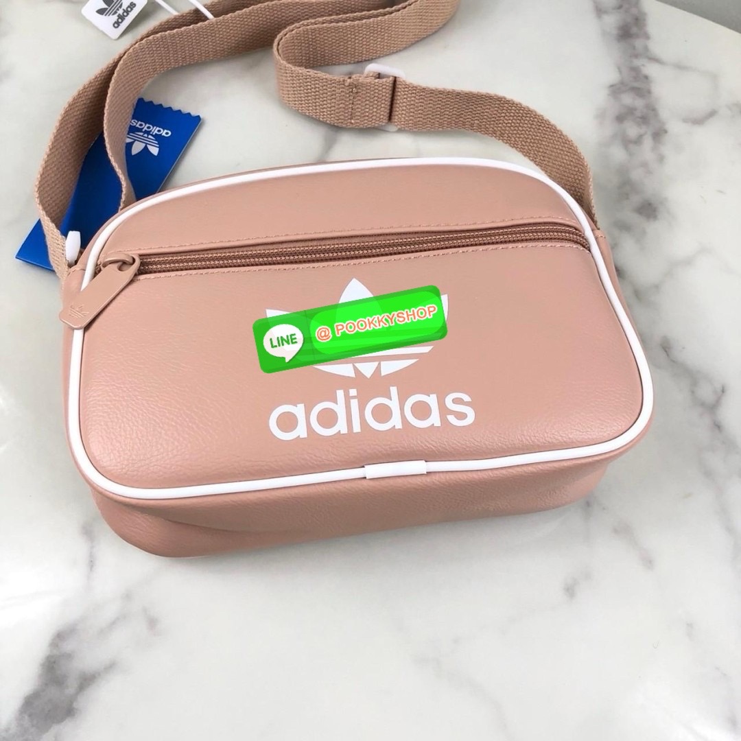 กระเป๋าสะพาย adidas ด้านหน้ามีช่องซิป 1 ช่อง ด้านบนเปิด - ปิดกระเป๋าด้วยซิป ด้านในโล่ง สายสะพาย สามารถปรับได้ Free Size ค่ะ