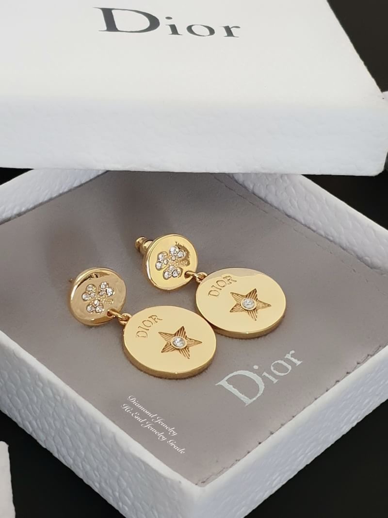 Super Hi-End Quality !!!! ((งาน 1:1 เหมือนในช็อปมากที่สุดในท้องตลาด)) Christian Dior Earring ต่างหูดิอองาน 1:1 เหมือนของแท้เป๊ะๆค่ะ รับรองงานสวยมากกกกก ดูหรู ดูผู้ดีสุดๆ งานดี เพชรคุณภาพดีมากๆมากๆคะรับประกันความพอใจเลยค่ะ ตัวเรือนสีทองเหมือนช็อปค่ะ ไฮโซมา