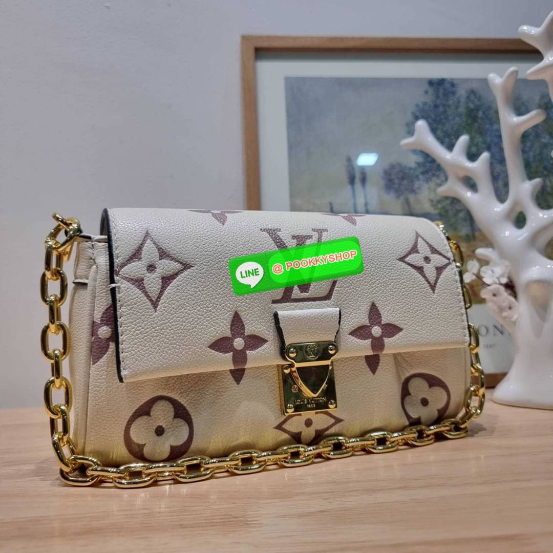 New in กระเป๋าสะพายคอลใหม่ล่าสุด สวยหรู ดูแพง ดีไซน์รูปทรงออกมาให้ใช้งานได้ง่าย เปิด-ปิดด้วยอะไหล่แม่เหล็ก ภายในโล่งกว้าง ใส่ของสำคัญได้ครบ มาพร้อมสายสะพายถึง 2 แบบ สายโซ่สะพายไหล่อัพความหรู และสายหนังที่ปรับยาวสั้นได้ สะพายข้างชิลๆก็ดูดี จัดให้พร้อมเสิร์