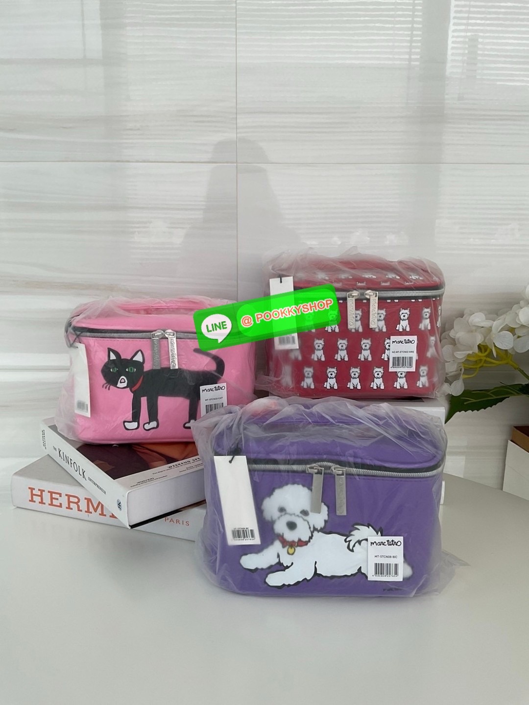 🚚 พร้อมส่ง 🚚 Marc Tetro Large Make Up Tote /Travel สินค้าแบรนด์แท้100% พร้อมแท็ก!! แบรนด์ดังจากอเมริกา รุ่นขายดีในประเทศญี่ปุ่น กระเป๋าเครื่องสําอาง แบบมือถือ ลาย แมว / สุนัข มีให้เลือก 3 ลาย วัสดุหนัง pvc หนังเทียม น้ำหนักเบา ปิด/เปิด ด้ว