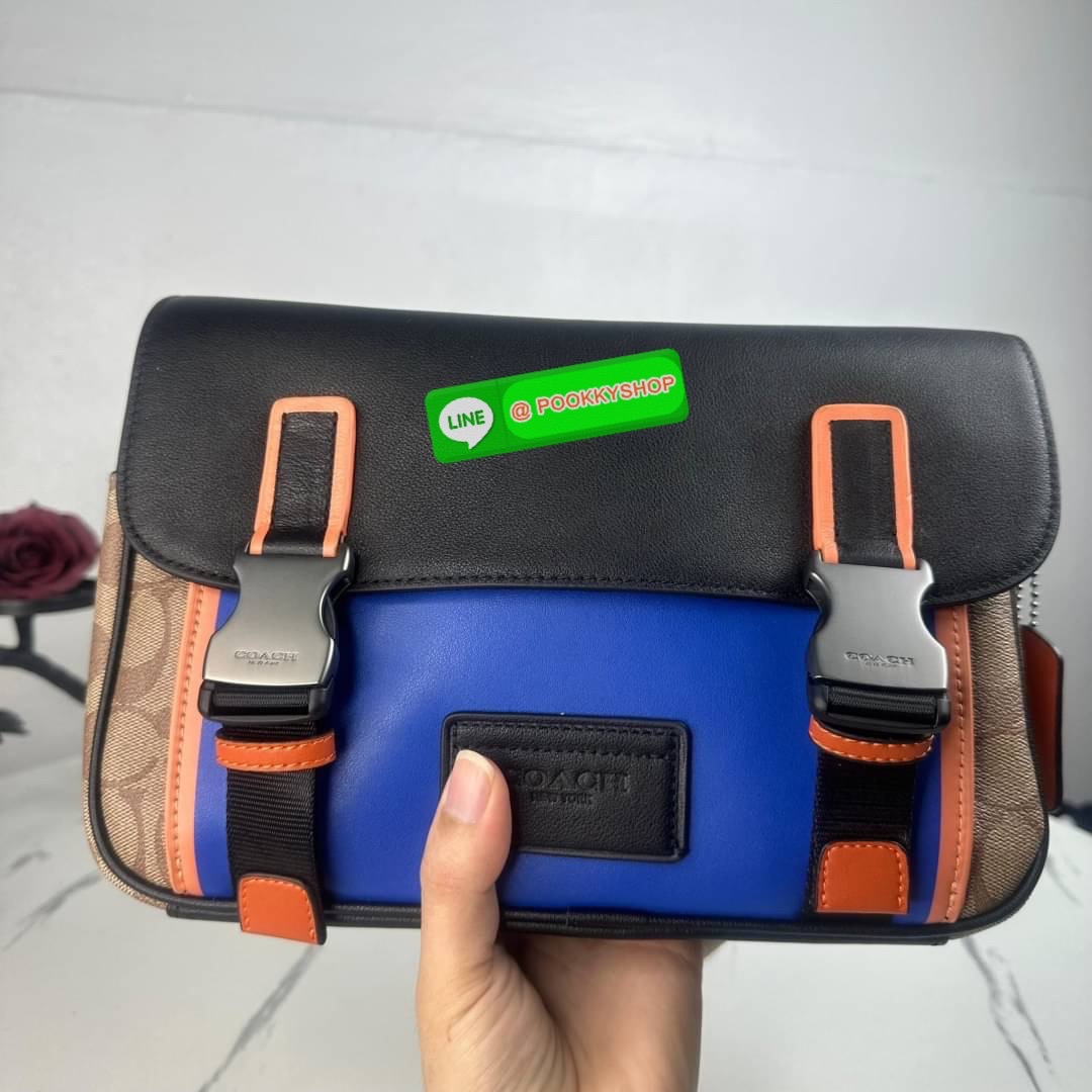 กระเป๋า COACH TRACK CROSSBODY IN COLORBLOCK SIGNATURE CANVAS (COACH C2725) กระเป๋าสะพายใบใหญ่ Unisex ที่เท่ได้ทั้งชายและหญิง วัสดุหนังแท้ หนังนิ่ม สัมผัสมือดีมากๆ เก็บดีเทลด้วยหนังแคนวาสคุณภาพ เนียบคมกริบ อยู่ทรงสวย ขนาดกำลังดี ไม่เล็ก ไม่ใหญ่เกินไป ด้านใ