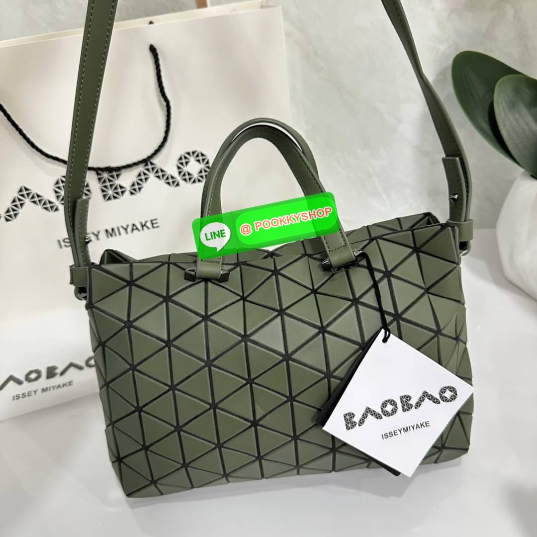Bao Bao issey Miyake Tonneau Small Matte Bao Bao Issey Miyake รุ่น TONNEAU (ทอนโนะ) กระเป๋าทรง Boston Bag ที่โดดเด่นด้วยลายแพทเทิร์น 3 เหลี่ยมด้านเท่าเรียงต่อกัน ทำให้กระเป๋าใบนี้มีความโดดเด่นทั้งในเรื่องของดีไซน์ที่ทันสมัย และการใช้งานที่ครบทุกฟังก์ชั่น