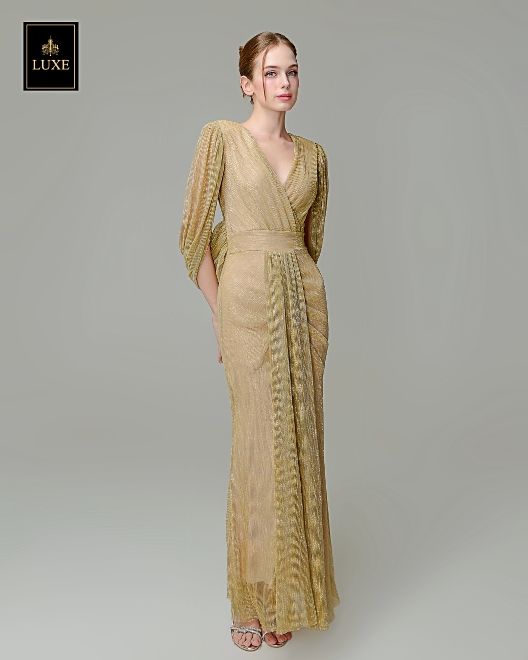 เดรสแฟชั่น แม็กซี่เดรสเสื้อคอวีคลุมแขน กระโปรงเข้ารูปตรงสะโพก จับเดรปตรงกลาง