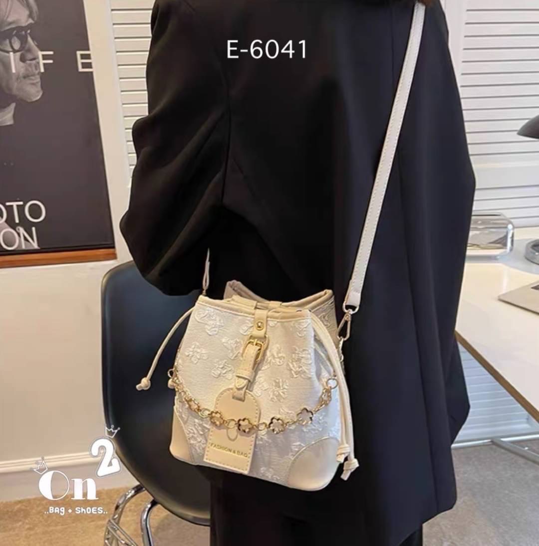 กระเป๋าสะพายทรงขนมจีบ ลายดอกไม้ เปิด-ปิดแบบหูรูด ทรงสุดฮิต มาพร้อมสายสะพาย 2 สาย มาใหม่ 2 สีจ้า