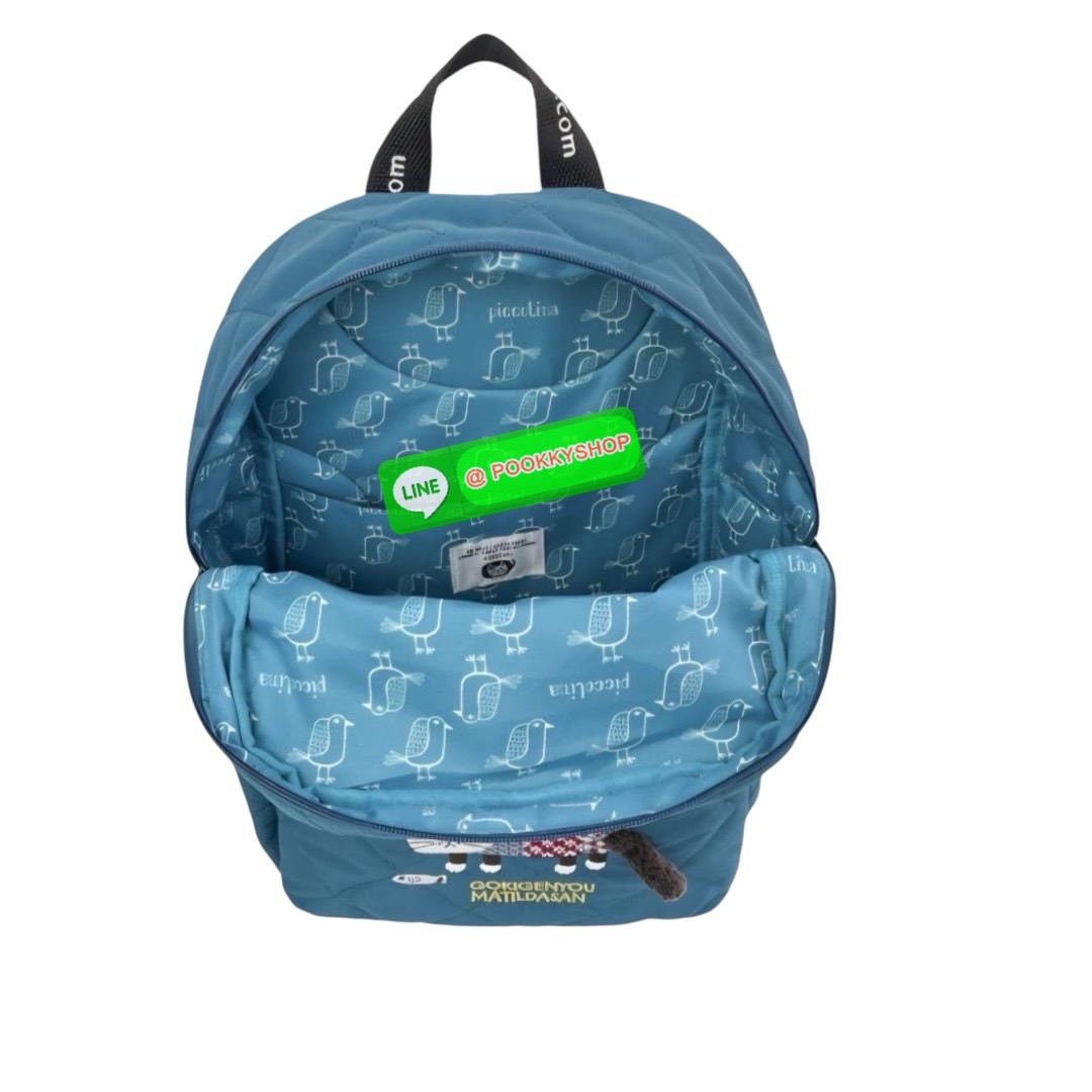 “ New Collection” 2025 Backpack Polyester Cat กระเป๋าควิลท์ใบนี้มีน้ำหนักเบา ใช้งานได้จริง และกันน้ำและคราบสกปรก โดดเด่นด้วยลายปักอันประณีตอันเป็นเอกลักษณ์ของ Matilda บนผ้าควิลท์เนื้อนุ่ม กระเป๋าใบนี้มาพร้อมเทปโลโก้และหูหิ้วพาราคอร์ดเพื่อรูปลักษณ์ที่โดดเด