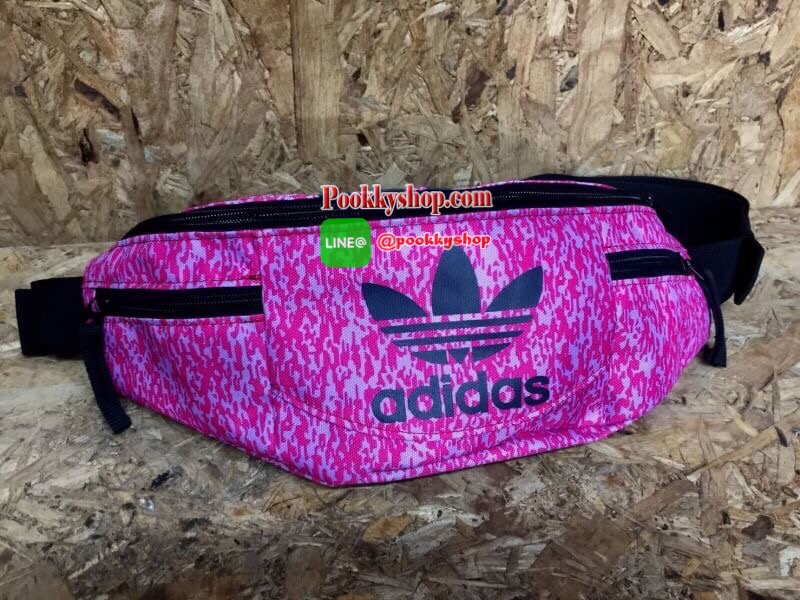 พร้อมส่ง ..... Adidas Originals National Waist Pack Factory กระเป๋าคาดอกและเอว เป็นอีกรุ่นที่ได้รับความนิยมเป็นอย่างมาก ด้วยแบบและดีไซน์ขนาดที่พอเหมาะ ใช้ได้ทุกเพศทุกสไตล์ กระเป๋าทำจากผ้าไนลอนลื่น น้ำหนักเบา ขนาดกำลังดี ดีจุของได้เยอะคะ เปิด-ปิดด้วยซิป ด้