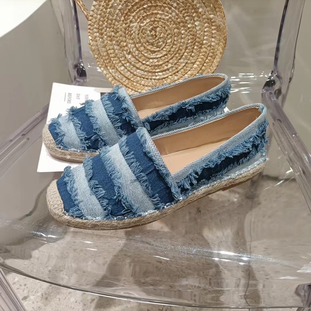 พร้อมส่งคะ Slip on shoe งาน slip on signature ของทางร้าน ผ้ายีนเกร๋ๆ สวยยืน1 🥇มาแล้วจ้า ทรงสวยอย่างดี งานเกร๋เรียบหรูดูแพง ตัวนี้ห้ามพลาดใส่สบายจะแมตช์กับกางเกง👖หรือกระโปรง👗ก็ได้ค่ะ แม่ค้าคอนเฟริม ห้ามพลาดเลยจ้าตัวนี้แนะนำ อย่าช้าร