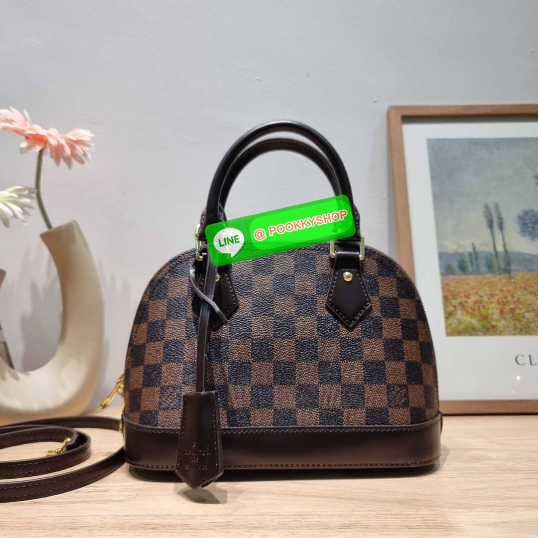 HOT ITEM!! LV Alma bag กระเป๋าทรงโดมสุดฮิต ที่สาวๆตามหา สวยสะพายขับผิว อัพลุคไฮน์ที่สุด ขนาดกำลังดี วัสดุหนังแคนวาส สลับหนัง cowhide เรียบ ดูหรู หูจับในตัวทำให้ใช้งานได้สะดวก และมีสายครอสสะพายข้างให้ เปิด-ปิดด้วยซิป มีกุญแจล็อคได้ ภายในโล่งกว้าง ใส่ของสำค
