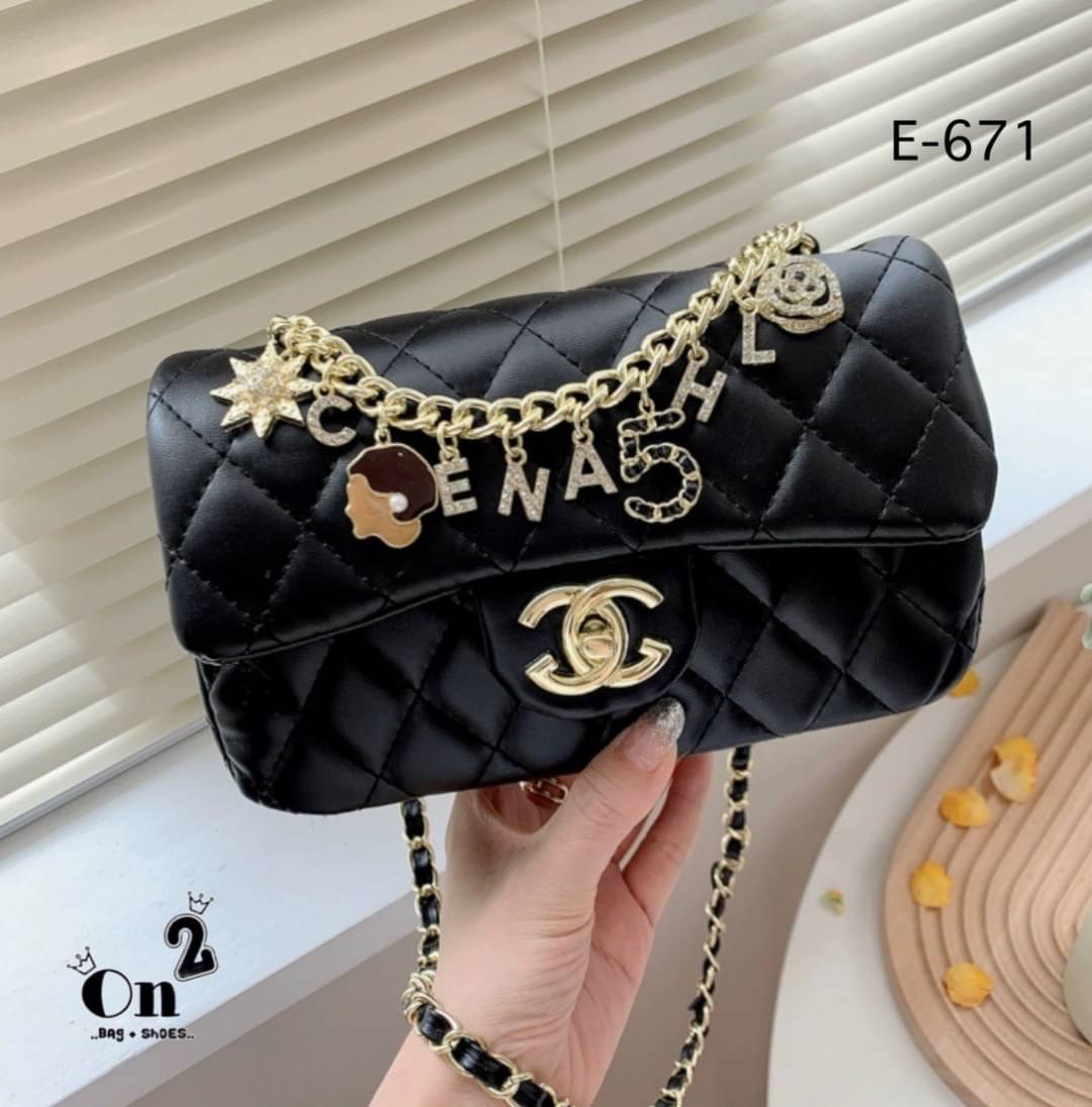 กระเป๋าสะพายชาแนล ทรงคลาสสิคเปิดหน้าอะไหล่สีทอง งานสไตล์แบรนด์ สายสะพายยาวครอสบอดี้ได้ค่ะ พร้อมส่ง 5 สีค่ะ