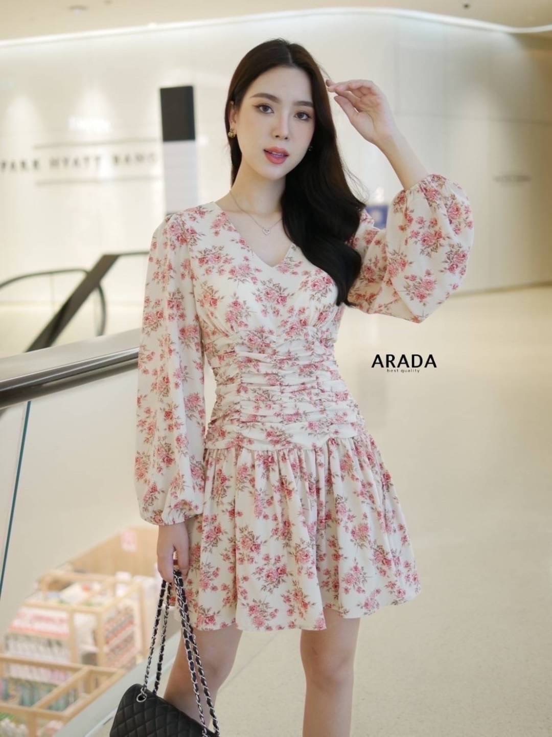 มินิเดรสแขนยาว คอวีลายดอกไม้ งานผ้าสวยใส่ขับผิวเลยคร่า งานมีซับในอย่างดี ใส่สบายไม่ร้อนนะคะตัวผ้า ดีเทลเพิ่มมีเสริมฟองน้ำทำให้ดูหน้าอกทรงสวย ช่วงเอวแต่งเป็นเรเยอร์เป็นชั้นๆเพิ่มความหรู ชุดนี้สาวพลาดไม่ได้นะคะ ต้องมีติดตู้คร่า