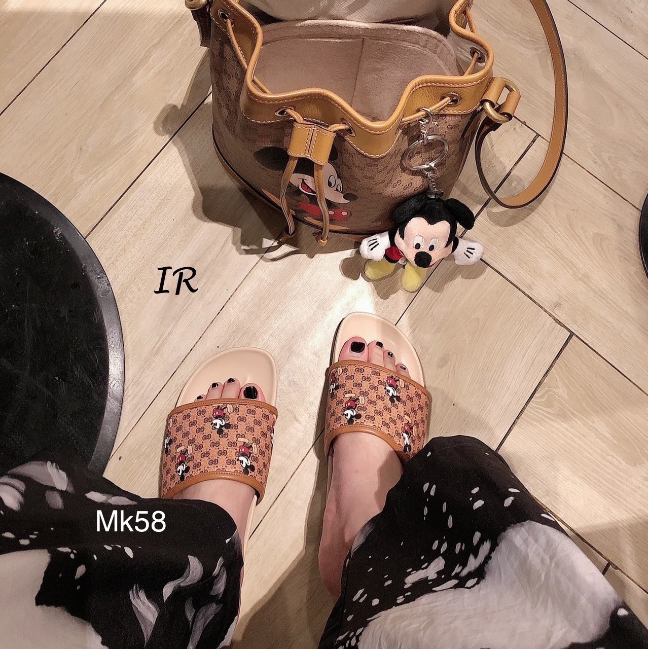 แบบขายดี!!! พร้อมส่ง รองเท้าแตะหนังนิ่มมากสรีนลาย มิกกี้xกุชชี่ ดีไซน์เก๋น่ารัก ด้านในเสริมนวมนิ่มซับกำมะหยี่ พื้นนิ่มซัพพอร์ทเท้า ส้นกันลื่น ใส่สวยสบายนุ่มเท้ามากค่า