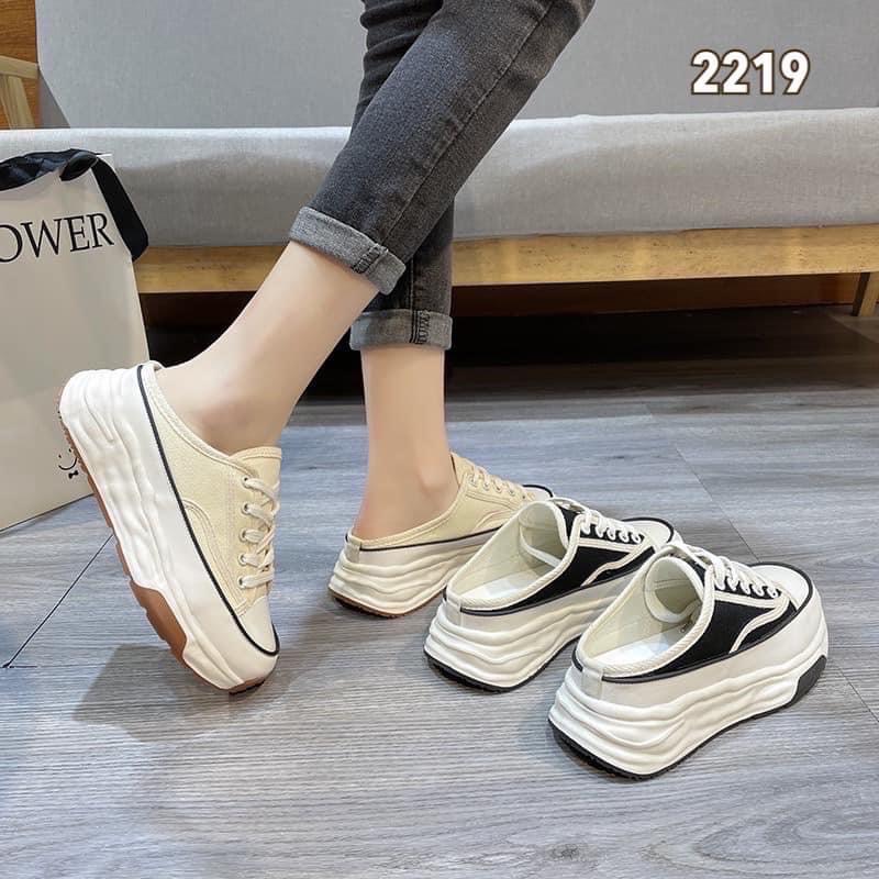 พร้อมส่งคะ รองเท้าผ้าใบเปิดส้น สไตล์เกาหลีมาใหม่ สวยยืน1 🥇มาแล้วจ้า ทรงสวยอย่างดี งานเกร๋เรียบหรูดูแพง ตัวนี้ห้ามพลาด ใส่สบายจะแมตช์กับกางเกง👖หรือกระโปรง👗ก็ได้ค่ะ แม่ค้าคอนเฟริม ห้ามพลาดเลยจ้าตัวนี้แนะนำ อย่าช้ารีบเลย