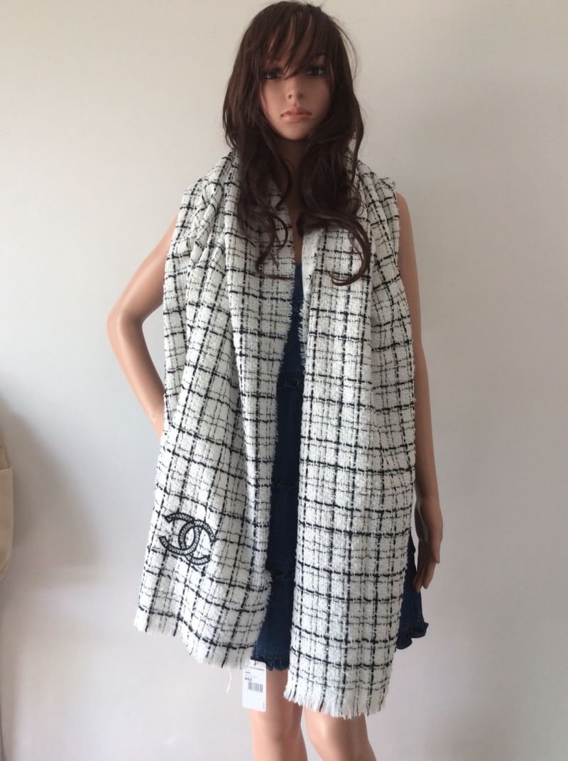 ราคานี้หาซื้อที่ไหนไม่ได้แล้ว พลาดแล้วจะเสียใจพูดเลยยคร้าา!! ของถูกและดีมีที่ร้านนี้จริงๆค่ะ Brand: CHANEL New ARRIVAL ผ้าคลุมไหล่ ผ้าพันคอ CHANEL คอเลคชั่นใหม่ปี 2018 ผ้า wool เนื้อดี เนื้อหนา นุ่ม ทอลาย ปักรูปสัญลักษณ์แบรนด์ ลายคมชัดค่ะ หนาวนี้ห้ามพลาดน