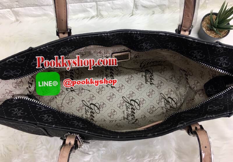New in GUESS LARGE TOTE BAG พร้อมส่งกระเป๋าถือหรือคล้องไหล่ได้ ลายหนังแบรนด์ตัวจีไขว้ตามแบบฉบับแบรนด์เลยค้าา นำ้หนักเบานะค่ะ ด้านหน้าติดอะไหล่แบรนด์ตัวใหญ่ พร้อมห้อยพวงแบรนด์อะไหล่เงินด้านหน้ามาด้วยค่ะ เปิดปิดกระเป๋าด้วยซิป ซัปในลายแบรนด์ ด้านในโล่งกว้างใ