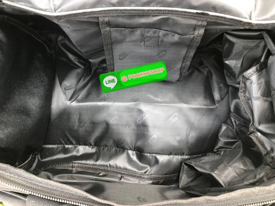 NIKE GYM BAG กระเป๋ายิมและกระเป๋าเดินทางสารพัดช่องที่มีพื้นที่ให้คุณเก็บของมากมาย ไม่ว่าจะช่องซิปคู่หลักที่กว้างใหญ่ สำหรับใส่เสื้อผ้าเดินทางได้หลายชุด ปลอดภัย ช่องรองเท้าแยก และช่องใส่ของด้านในสำหรับเก็บของมีค่า สายคล้องไหล่คู่และสายสะพายไหล่ถอดเก็บได้สา