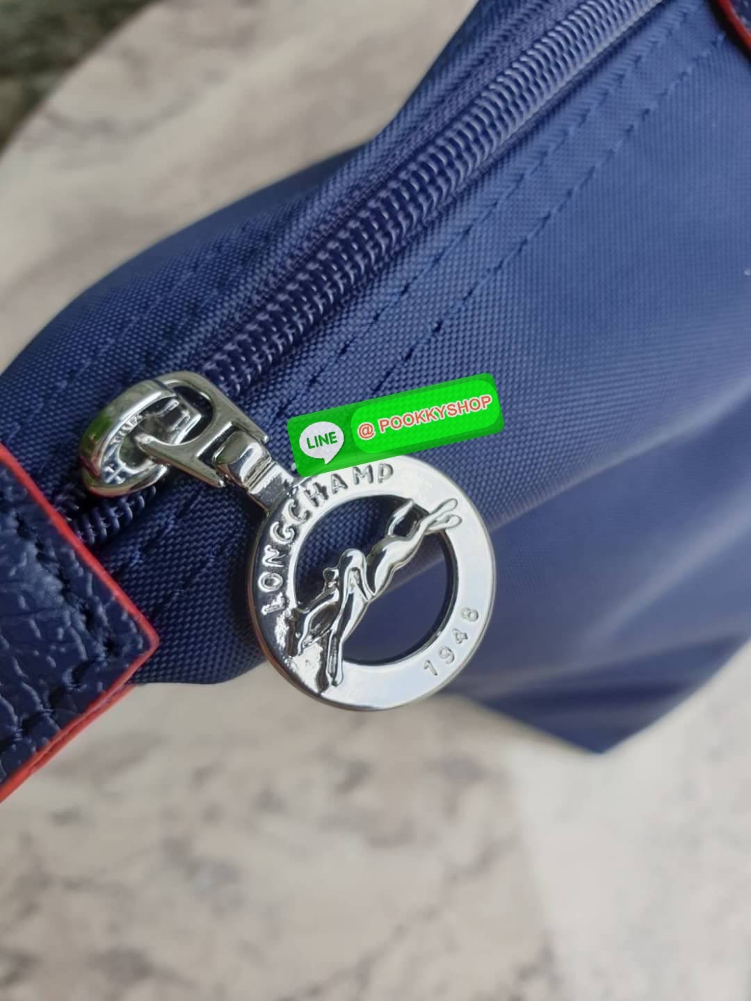 Longchamp Le Pliage Club Tote Bag Size S หูยาว วัสดุเนื้อผ้า Nylon Canvas เคลือบกันนำ้ ตัดด้วยหนังแท้ที่มีน้ำหนักเบา ดีไซน์เรียบง่ายแต่เต็มไปด้วยความคลาสสิก จนเป็นที่ชื่นชอบไปทั่วโลก Longchamp ปรับโฉม LE PLIAGE ด้วยการปักลายรูปม้า-ตราสัญลักษณ์ของแบรนด์บนผ