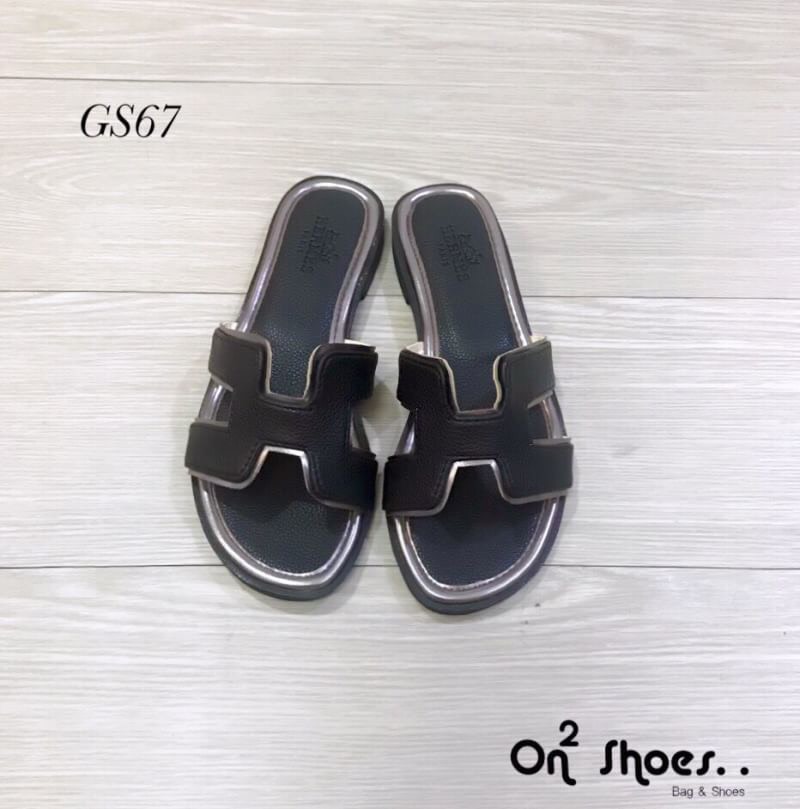 Hermes sandal new leather ช่วงนี้แม่ค้าก็จะจัดแตะมาให้ถี่ๆหน่อยนะคะ เอาใจสายชิวรุ่นนี้เป็นอีกหนึ่งที่อยากแนะนำคะ แตะหนัง Hermès พื้นปั้มแบรนด์ปั้มสวยตัวอักษรและสัญลักษณ์ชัดเจนคู่นี้งานดีมากเย็บกุ้นขอบเงาทำให้งานดูหรูขึ้น หนังสวยสุดๆไม่อยากให้พลาดคะตัวนี้