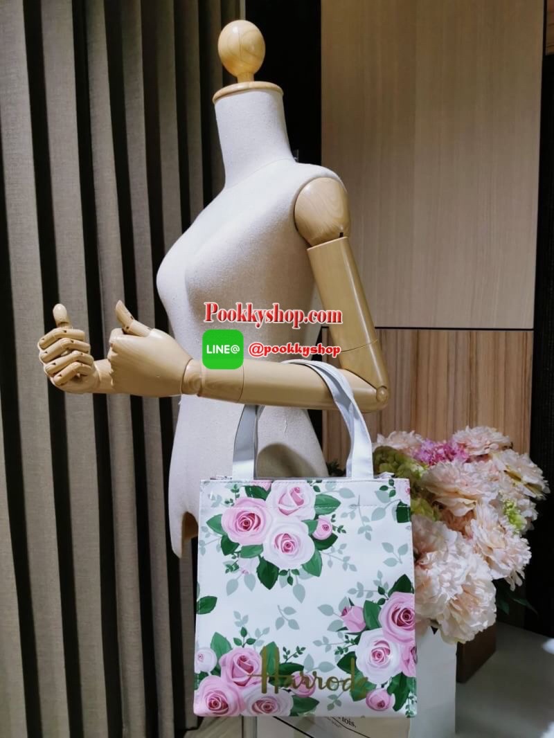 ลายนี้เข้าแล้วนะคะ! พร้อมส่งไอเท็มยอดนิยม! Harrods London Top-handle Shopping Bag กระเป๋า Shopping แบรนด์ดังจากอังกฤษรุ่นยอดนิยมวัสดุ PVC+Polyester 100% ของแท้เนื้อหนาอยู่ทรงกันน้ำ ขนาดกำลังดี น้ำหนักเบา เปิดปิดด้วยซิปสะดวกใช้หัวซิปปั้มโลโก้แบรนด์อะไหล่เง