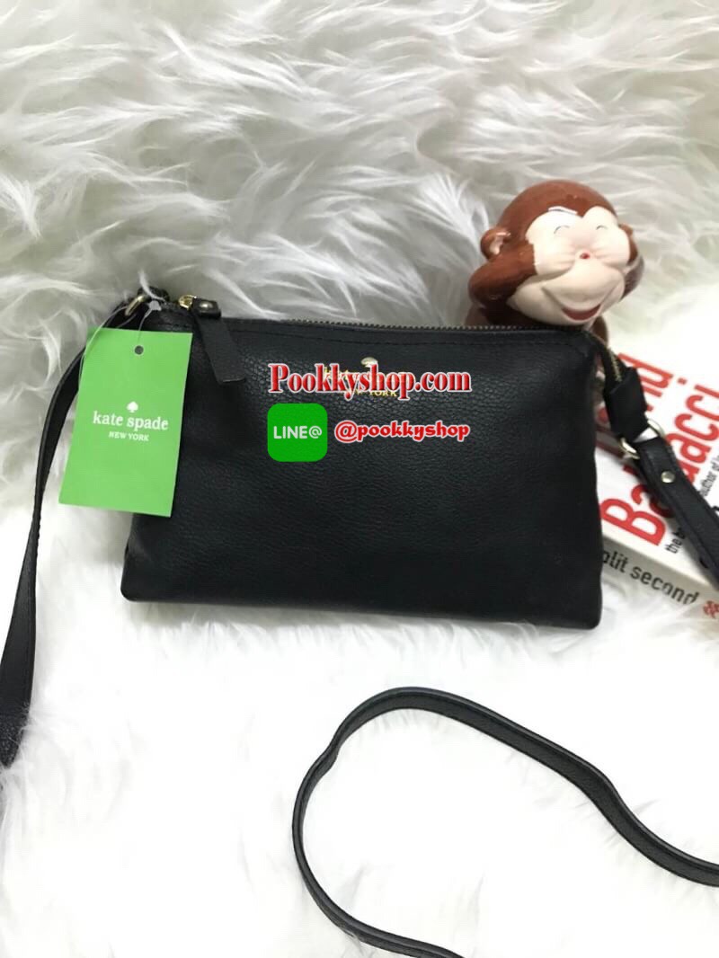 KATE SPADE MINI CROSSBODY BAG กระเป๋าสะพายข้างทรงครอสบอดี้ขนาดมินิ วัสดุหนังPu เปิดปิดด้วยซิปเดียวด้านบน ภายในสกรีนโลโก้แบรนด์ ในช่องใหญ่ยังมี1ช่องซิปเล็ก สามารถใส่ไอโฟนได้ กระเป๋าสตางค์สั้น และของจุกจิก มีความยาวสาย 109cm ปรับความยาวได้ ด้านหน้าปั้มโลโก้