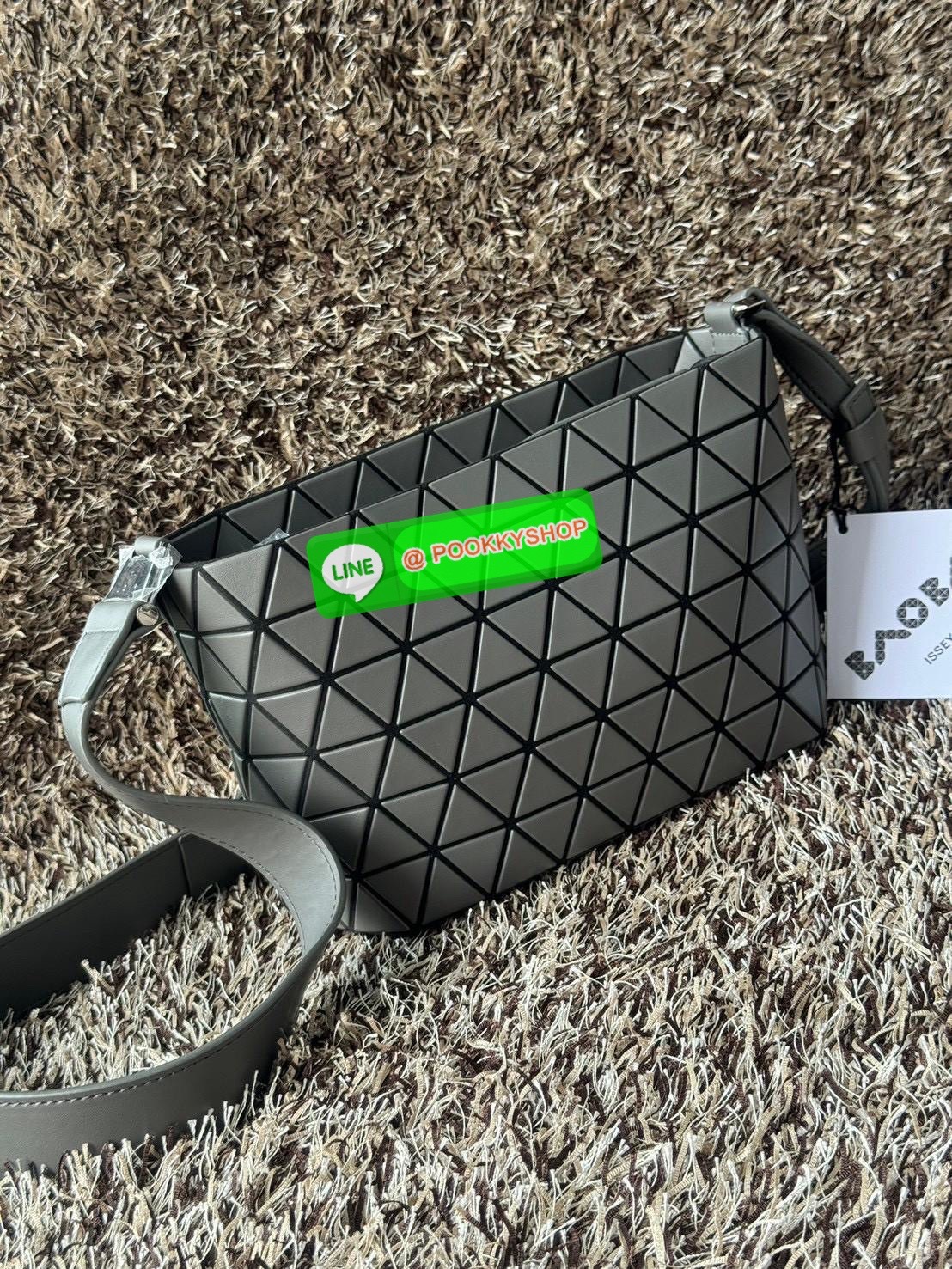 💕 BAO BAO ISSEY MIYAKE Crystal Shoulder Bag งานดีไซน์ที่ดูเรียบง่ายทั้งรูปแบบการใช้งาน มีช่องเปิดปิดแบบซิปเพื่อให้คุณพกพาของมีค่าได้อย่างสบายใจป้องกันสิ่งของตกหล่น ทั้งตัวเพลตสามเหลี่ยมและสายกระเป๋าหนัง สวยแบบคูลๆ ทั้งยังดูแลรักษาง่าย น้ำหนักเบา เ