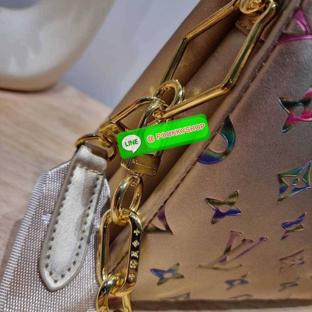 NEW IN!! LV HANDLE POUCH MONOGRAM LIMITED EDITION กระเป๋าสะพายกึ่งคลัชท์ สุดล้ำ ดีไซน์ใหม่ สีลิมิเต็ด ล่าสุดจากเคาน์เตอร์ duty free มาแรงมาก ด้วยความสวยปังตั้งแต่แรกเห็น วัสดุหนังแกะปั๊มลายสวย มาพร้อมสาย 2 เส้น เชิดๆสับๆ มีสายโซ่ที่มีดีเทลละเอียดไม่ซ้ำ แล