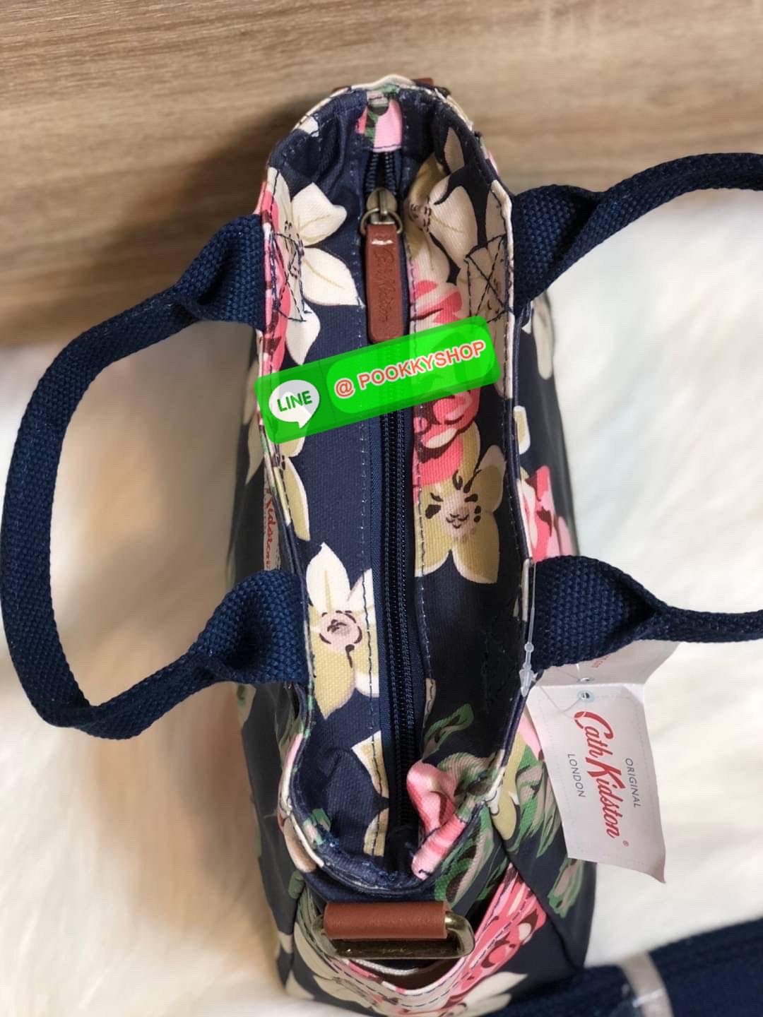 Cath Kidston Mini day Bag กระเป๋าถือหรือสะพายสุดชิค เหมาะสำหรับใช้สะพายในวันทำงานหรือวันสบายๆ เก็บของใช้ระหว่างวันได้เยอะค่ะ เปิด-ปิดด้วยซิป ด้านในมี 1ช่องใหญ่ ช่องซิป 1ช่องและช่องเล็กให้แยกเก็บมือถือของจุกจิก สวยคุ้มมากๆ มีหูจับ มาพร้อมสายสะพายยาวปรับระด