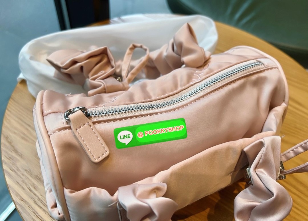 NEW ARRIVAL! น้องใหม่ล่าสุด มีความน่ารักไม่ไหวค่าสาวๆ CARLYN TIA MINI BAG พร้อมส่ง! สุดคิ้วท์ไปกับน้องสไตล์สายเกากันค่า ด้วยดีไซด์ใหม่ วัสดุไนล่อนอย่างดี ปักลายแบรนด์ทั้งใบสวยงาม