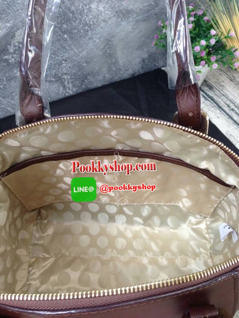 KATE SPADE NEW YORK กระเป๋าถือหรือสะพาย หนัง safiano ทรงพัดหูยาว เปิดปิดด้วยซิปสะดวกใช้ หูหิ้ว สามารถปรับความยาวได้ 3 ระดับ สามารถสะพายไหล่ได้เลยค่ะ ภายในบุผ้าลายแบรนด์ มีช่องด้านใน ใส่ของจุกจิก และช่องใส่ซิป มาพร้อมสายสะพายยาวปรับด้ 5 ระดับ สามารถสะพายไห