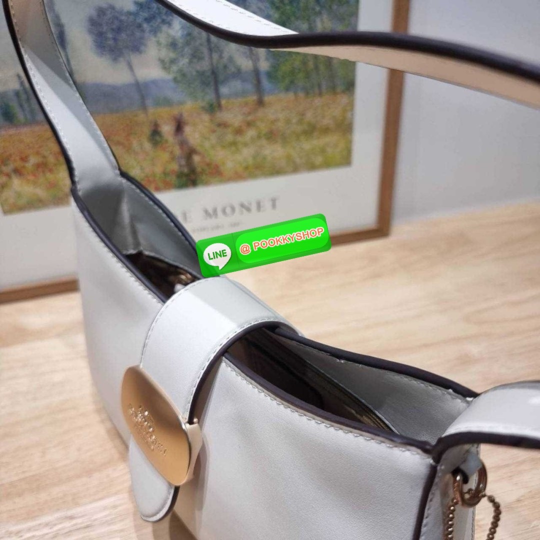 COACH CR533 ELIZA SHOULDER BAG 🔅 Details ใหม่ล่าสุด กระเป๋าสะพายไหล่ทรงโฮโบสุดหรู ดีไซน์โลโก้แบบใหม่และหรูหรายิ่งขึ้น คงความคลาสสิคและวินเทจ เปิด-ปิดด้วยสายคาดแบบกระดุมแม่เหล็ก ภายในเป็นช่องโล่ง แบ่งสัดส่วนไว้อย่างดี มีทั้งช่องใส่บัตร และช่องซิป ส