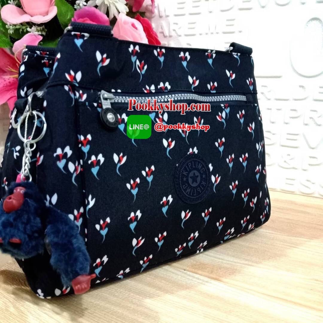 KIPLING ELISE HANDEBAG กระเป๋าถือและสะพายไหล่ ขนาดกำลังพอดี จุของได้มาก มีหูจับสองสาย ถือสะดวก น้ำหนักเบา มีช่องซิป ด้านหน้า ช่อง กระดป๋าหลักเปิด-ปิดด้วยซิป มี3 ช่องว่างใส่ของได้จุมากๆ ใส่มือถือได้ กระเป๋าสตางค์ใบยาว และ เครื่องสำอางค์ได้หลายชิ้นเลยค่ะ เก
