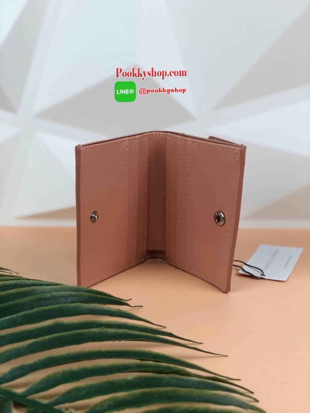 CHARLES & KEITH CROC-EFFECT SMALL WALLET กระเป๋าเงินใบสั้น วัสดุหนังพิมพ์ลายจรเข้ (สีมัลติหนังเรียบ) ด้านหลังมีช่องซิปใส่เหรียญ รุ่นนี้เปิดปิดแบบกระดุม ด้านในมีช่องใส่บัตรได้ 6 ใบ และช่องใส่ธนบัตรได้ตามยาว ไม่ต้องพับแบงค์เลยค่า น่ารัก ใบประทัดรัด ห้ามพลาด