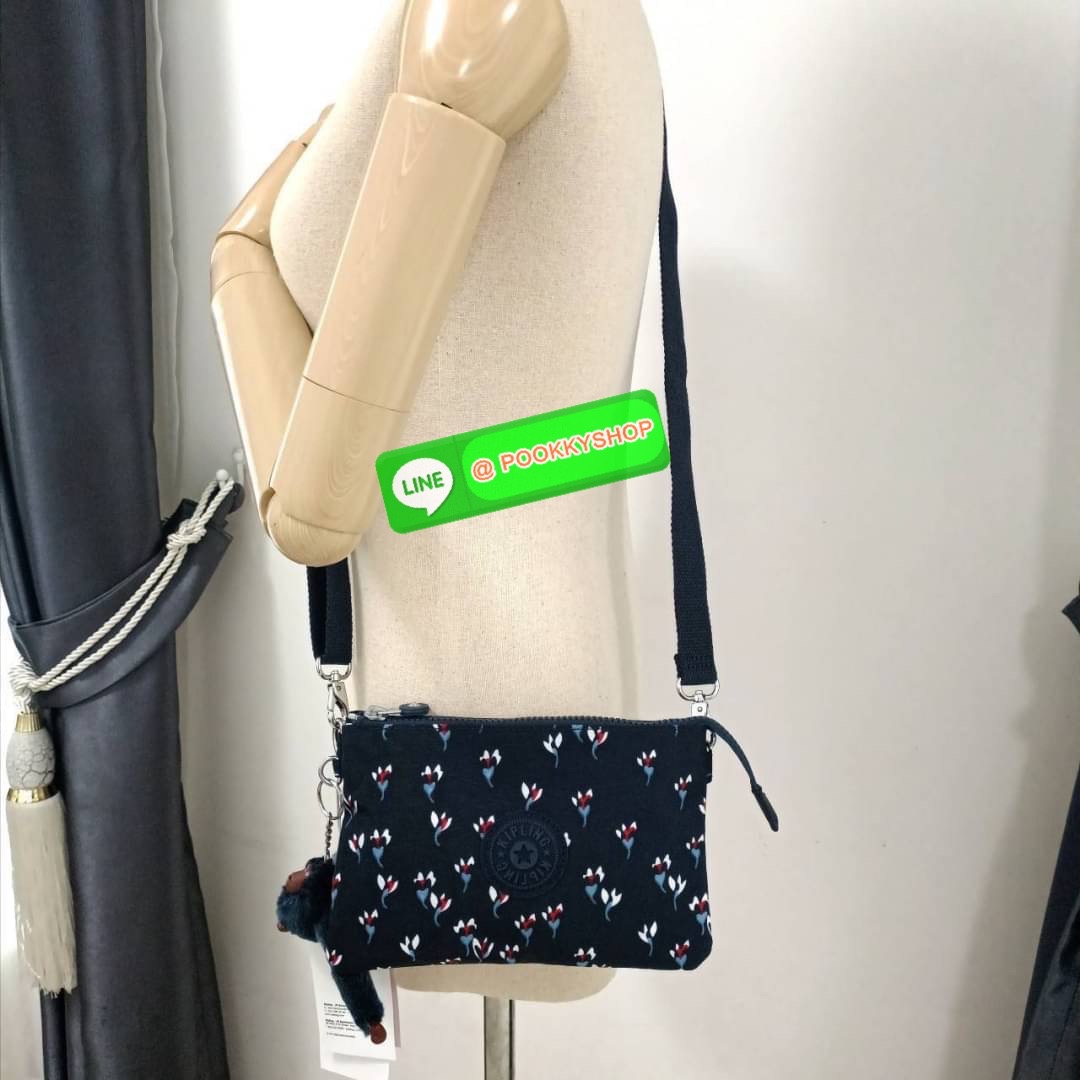 KIPLING Creativity X Crossbody Bag กระเป๋าสะพายวัสดุ Nylon&Polyester 100% ขนาดกำลังน่ารัก เปิดปิดด้วยซิป มา พร้อมพวงกุญเเจลิงน้อย ด้านในมีช่องใส่ของ2ชช่อง เพิ่มตรงกลางมีช่องซิปอีก1ช่อง มีสายคล้องพวงกุญแจ ใส่ของได้จุมาๆเลยค่ะ มีสายสะพายยาวเลื่อนปรับระดับได