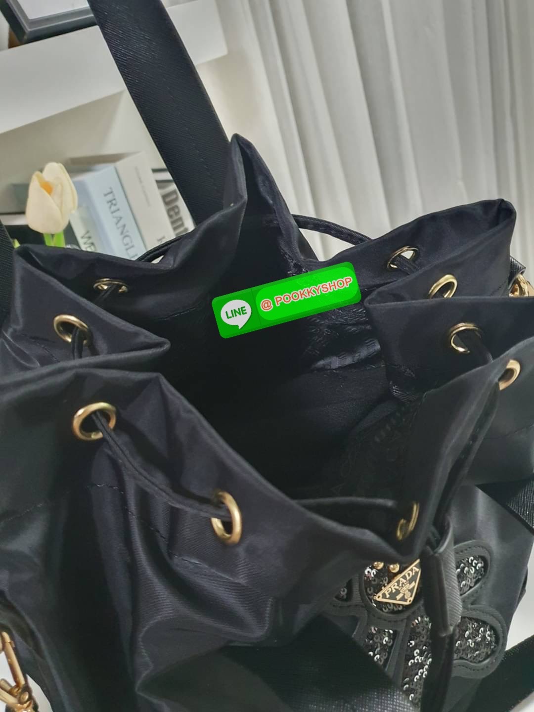 NEW ARRIVALS 2021 ⭐️⭐️ พร้อมส่ง กระเป๋าพรีเมี่ยมกิ้ฟท์ต่างประเทศ จากแบรนด์ Prada กับทรง Bucket Bag ขนาดกำลังดี วัสดุทำจากผ้าไนล่อน ปากกระเป๋ามีสายรูดเปิดปิด ภายในบุผ้าลายแบรนด์ มีช่องซิ ใส่ของแยก ใส่ของได้หลากหลาย ช่องใหญ่คุ้มๆเลยค้า มาพร้อมสายยาวสะพาย Cr