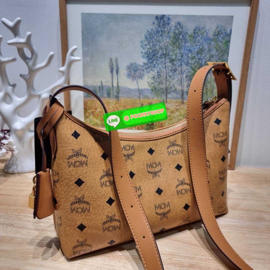 MCM AREN HOBO IN VISETOS 🔆 Details ฮอตฉ่ำมาก! กับกระเป๋าสะพายทรงโฮโบ ทรงสวยมาก ขนาดกำลังดี จุของได้เยอะ ใช้งานสะดวกด้วยการรูดซิป พิเศษแถมพวงหนังและชุดกุญแจล็อคมาให้ด้วย ถอดออกได้ นำไปใช้กับกระเป๋าใบอื่นได้ด้วย ภายในโล่งกว้าง ใส่ของสำคัญได้อย่างครบ