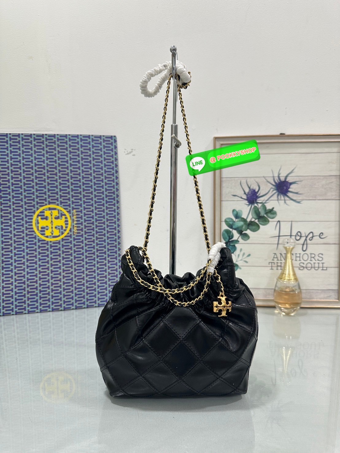Tory Burch Fleming Drawstring Bag ผลิตจากหนังนิ่ม ตกแต่งด้วยลายไดมอนด์และสายโซ่