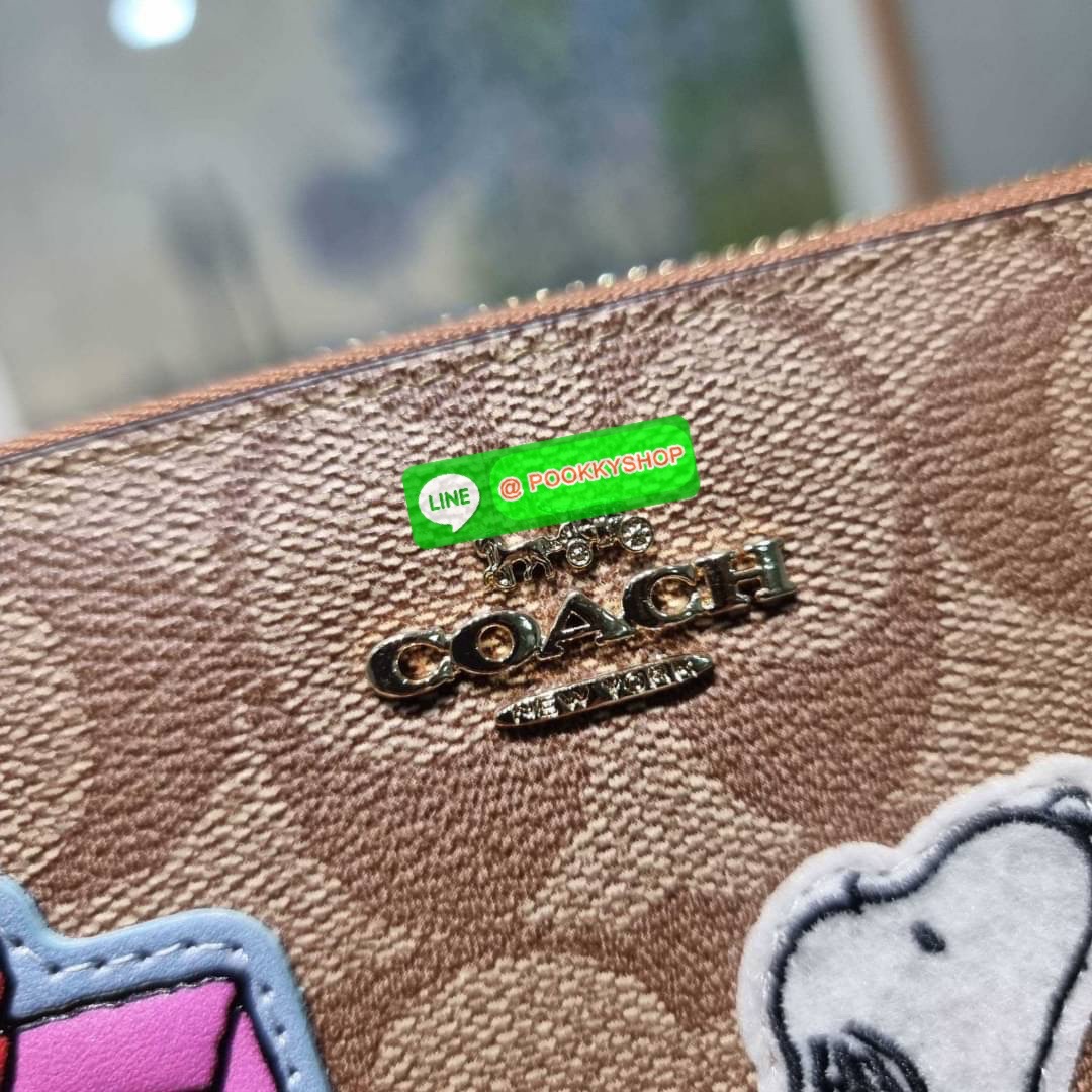 COACH CF218 COACH × PEANUTS LONG ZIP AROUND WALLET IN SIGNATURE CANVAS WITH PATCHES ใหม่ล่าสุด กับกระเป๋าสตางค์ใบยาวกึ่งคล้องมือ สวยดูแพง ดีไซน์ตกแต่งแพทช์เหล่าการ์ตูนยอดฮิต คลาสสิคไม่มีเอาท์ คมชัดมีเลเยอร์ วัสดุหนังแคนวาสเคลือบผิว ดูแลรักษาง่าย มาพร้อมสา