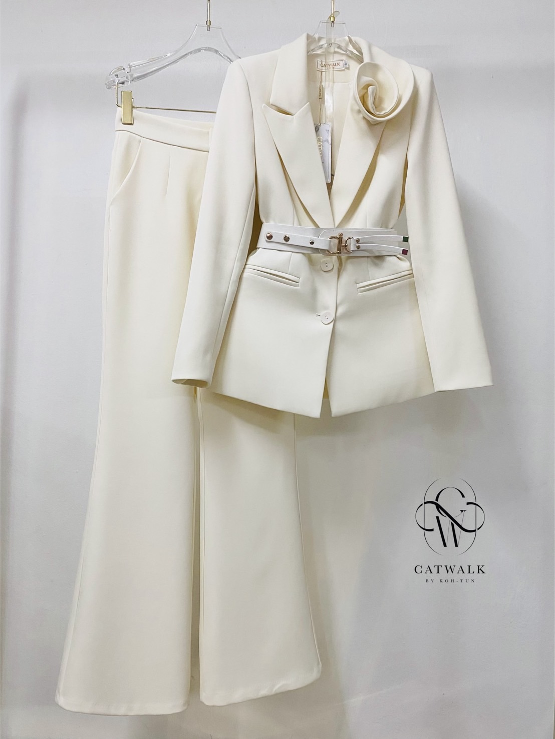 ชุดเซทแฟชั่น กับSet BLAZERปกดอกไม้+เข็มขัด+กางเกงทรงสวย