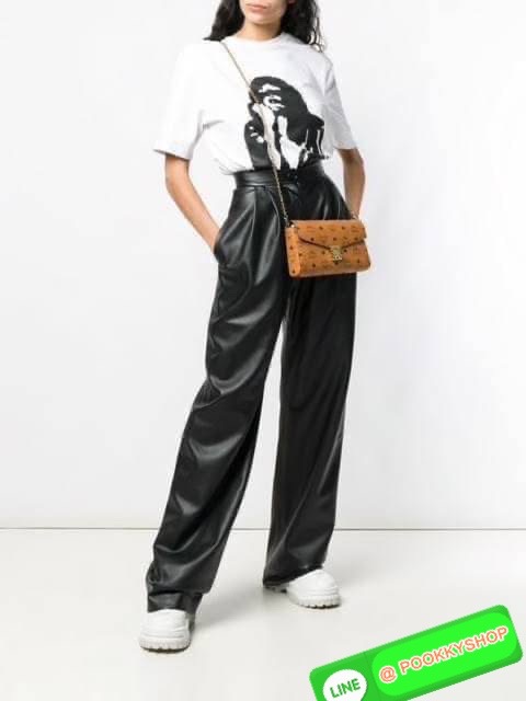 MCM Millie Flap Crossbody In Visetos ในฐานะตำนานที่ยังคงอยู่ กระเป๋าจากคอลเล็กชั่น Millie นี้ มีเรื่องราวของ MCM แทรกซึมอยู่ในทุกองค์ประกอบ กระเป๋าใช้งานแบบCrossbody โดยฝาปิดกระเป๋าตัดเย็บจากผ้าใบเคลือบผิวพิมพ์ลาย Visetos (Visetos Canvas) ถือเป็นไอเทมในฝั