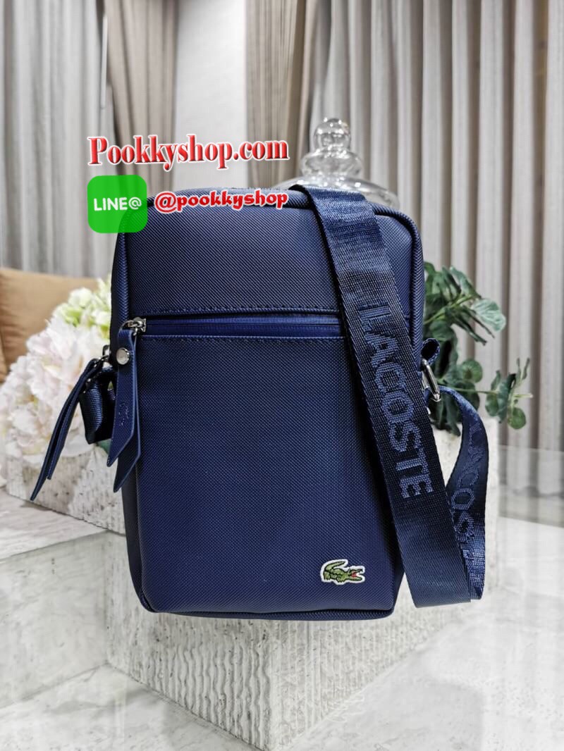 ห้ามพลาด‼️ NEW ARRIVAL! SAFFIANO SHOULDER BAG รุ่นใหม่ล่าสุดจาก Factory ดีไซน์ Unisex ใช้ได้ทั้งชายและหญิง วัสดุหนัง Saffiano เนื้อหนาอยู่ทรงสวยดูดี ด้านหน้ามีโลโก้แบรนด์ มี1ช่องใส่ของช่องหลักเปิดปิดด้วยซิปสะดวกใช้ ภายในมีช่องใส่ของและช่อง