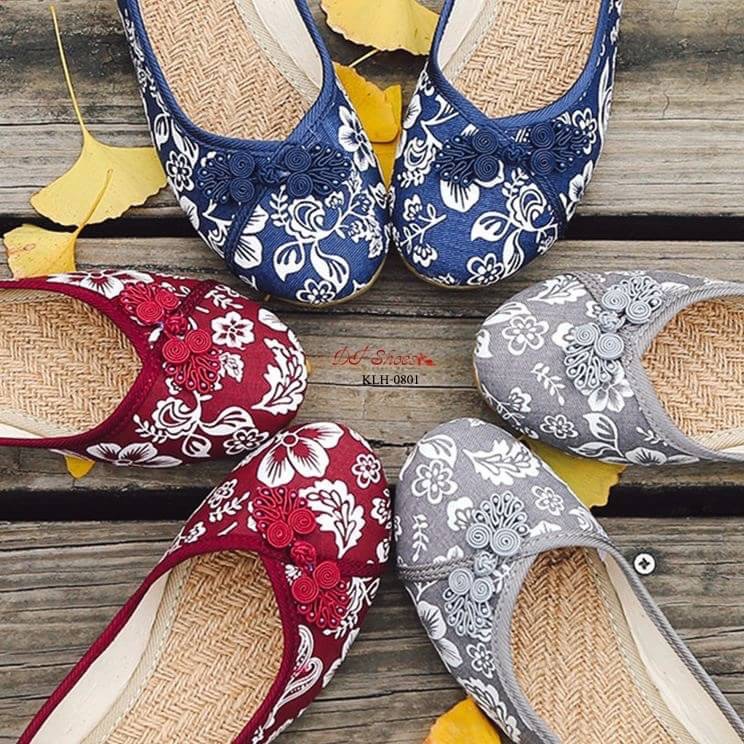 สินค้าพร้อมส่ง รองเท้าคัชชูส้นเตี้ยกี่เพ้าแบบสวม วัสดุผ้าแคนวาส ลายดอกท้อ สวย ใส่แมทง่าย พื้นยางกันลื่น น้ำหนักเบา สวมใส่สบายค่ะ