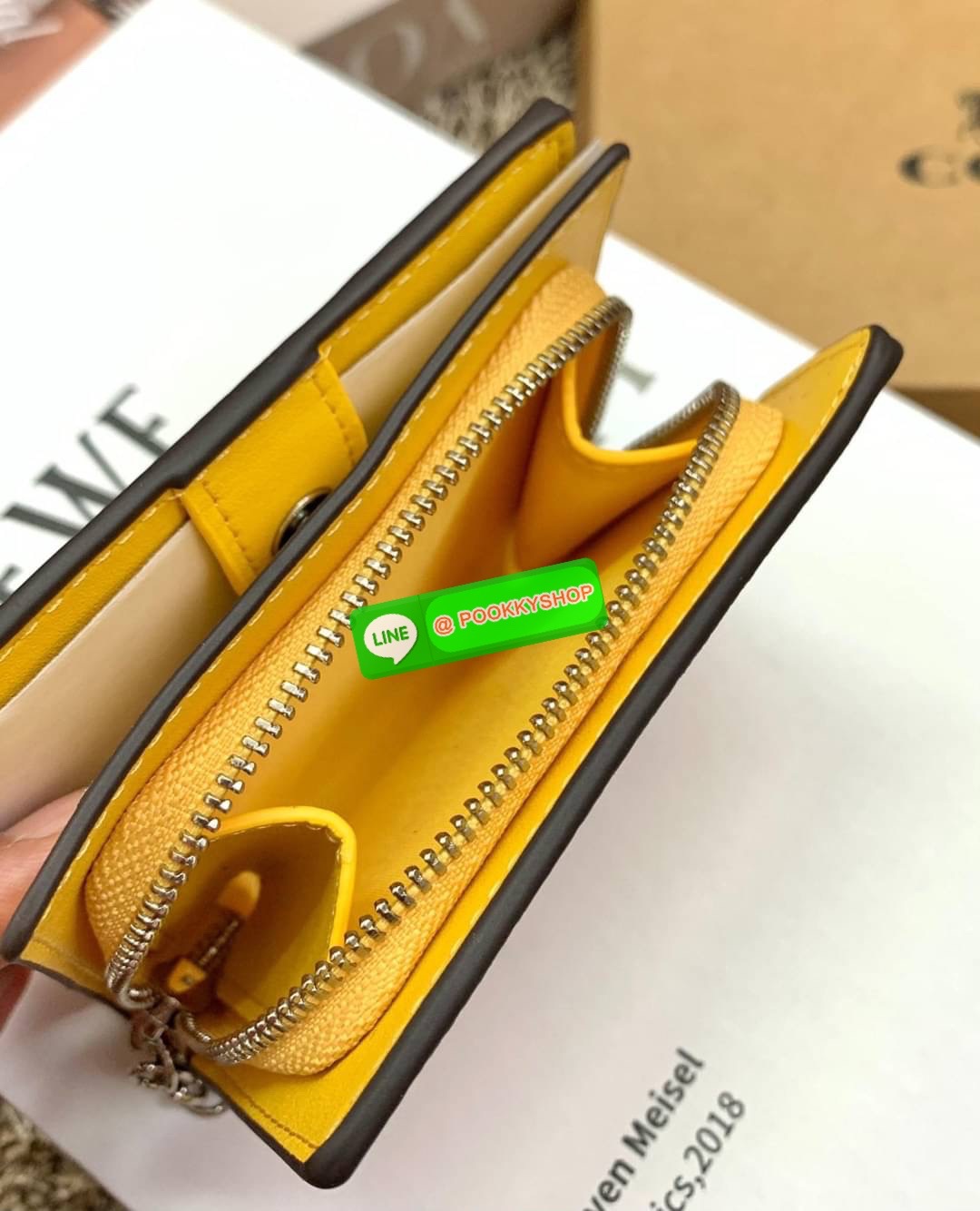 COACH SNAP WALLET ((8704//6941)) 🌍พร้อมส่ง ห้ามพลาด ก่อนหมดค่ะ! ✔️กระเป๋าเงินใบสั้น หนังแท้ แต่ละสีปริ้นลายได้สวยงาม แตกต่างกันไปค่ะ ✔️เปิด-ปิดกระเป๋าแบบกระดุม ภายในมีช่องใส่ธนบัตรตามยาว และช่องเสียบบัตร5ช่อง//มีช่องซิปแยกฝั่งห้อยด้ว