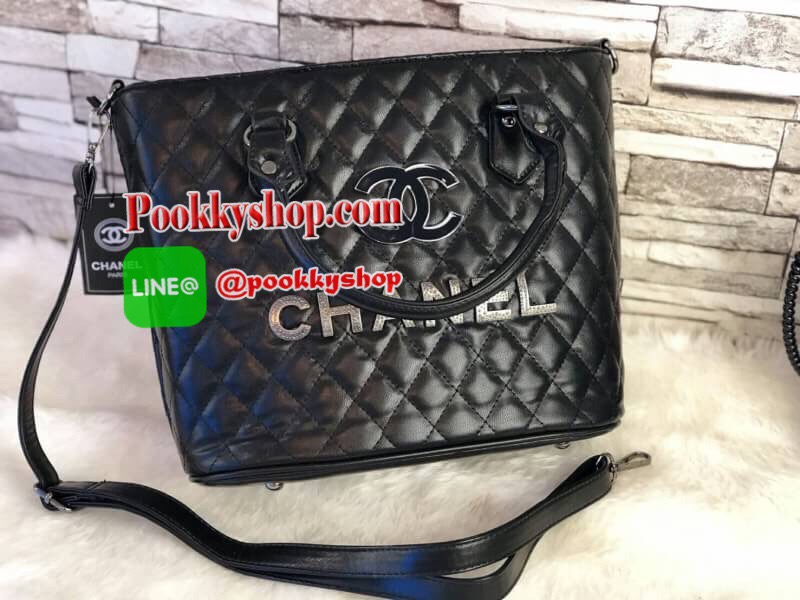 Chanel TOTE BEAUTY วัสดุหนังแกะสัมผัสนิ่มมือ สังเคราะห์คุณภาพดีทนทาน เปิด-ปิดด้วยซิปอะไหล่เงินรมดำ ฐานรองหมุด4มุม ภายในมีช่องใส่ของจุกจิก จุของได้เยอะ น้ำหนักเบา ซื้อใช้เองหรือฝากเป็นของขวัญก็สุดคุ้มค่ะ สวยมากงานดีสุดจากเคอร์เตอร์ต่างประเทศ ใส่เอกสารA4 ,I