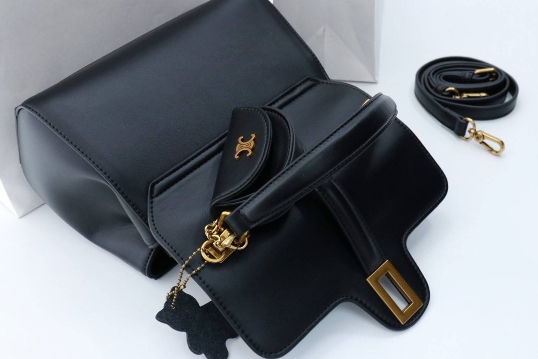 celine งาน nologo งานเกรดพรีเมี่ยม หนังดีมาก มีแถมกระเป๋าลูกใบเล็ก ขนาดกำลังพอเหมาะ แมทได้กับทุกลุค ทั้งถือและสะพาย