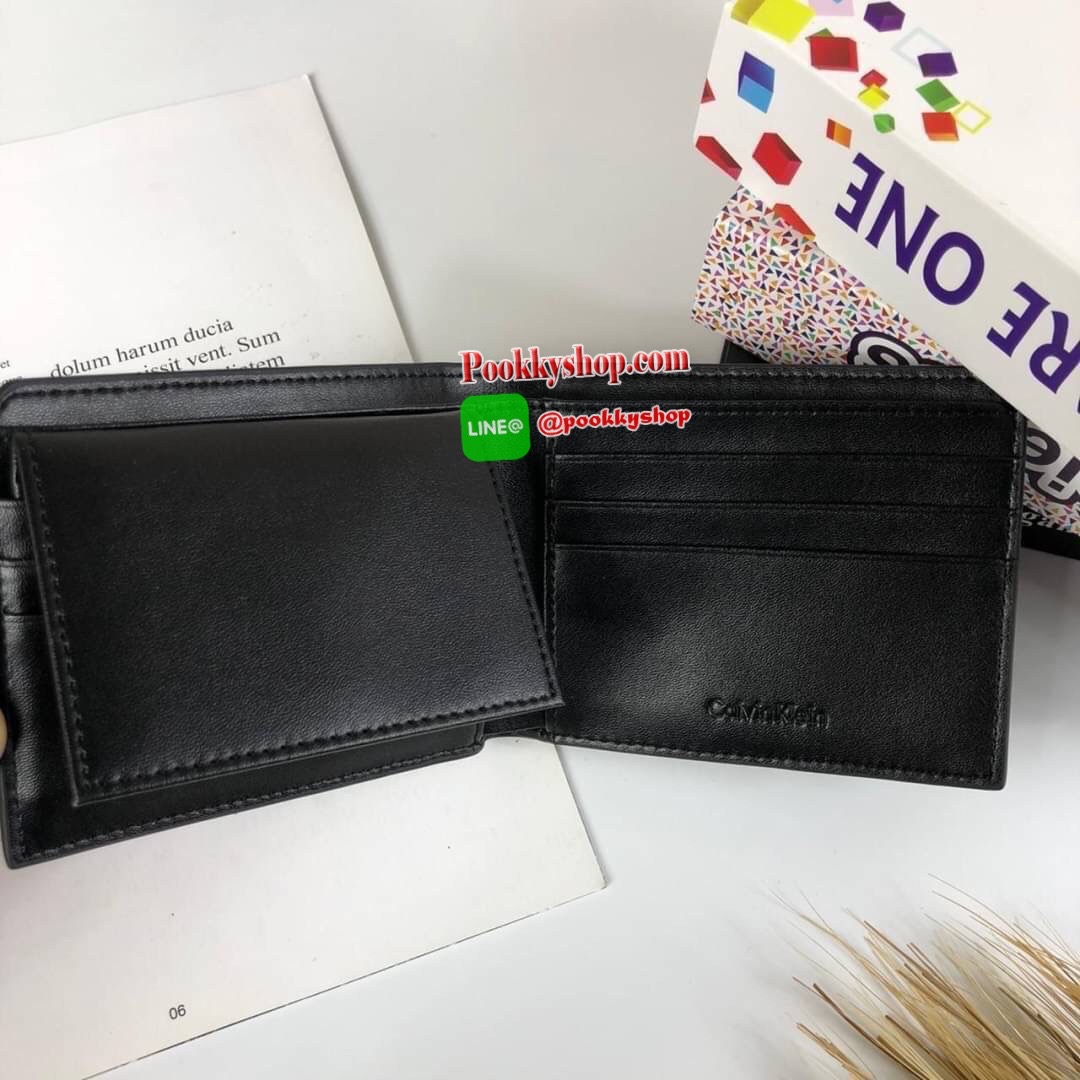 Calvin Klein Short Wallet กระเป๋าสตางค์ใบสั้น มาพร้อมกระเป๋าใส่บัตรใบเล็กอีก 1 ใบ จะมอบเป็นของขวัญหรือใช้เองก็แนะนำค่ะ