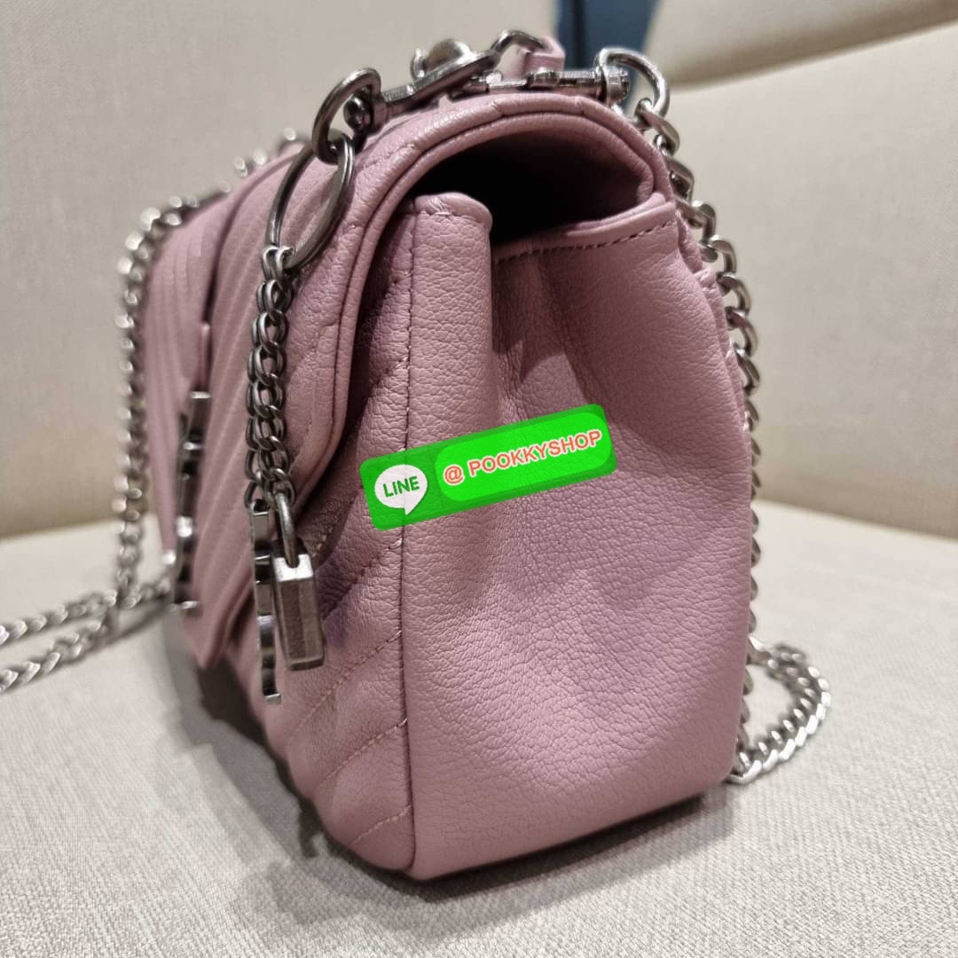 IN STOCK!! Yves Saint laurent crossbody boutique vip bag กระเป๋าสะพายไหล่ ดีไซน์ทรงสวยหรู พิเศษ แถมฟรี พวงกุญแจห้อยโลโก้ ดูแพงไปหมดจริงๆไอเท็มนี้ วัสดุหนังสังเคราะห์ลายคาร์เวีย เปิด-ปิดด้วยกระดุมแม่เหล็ก ภายในโล่งกว้าง แบ่งสัดส่วนไว้อย่างดี มาพร้อมหูจับใน