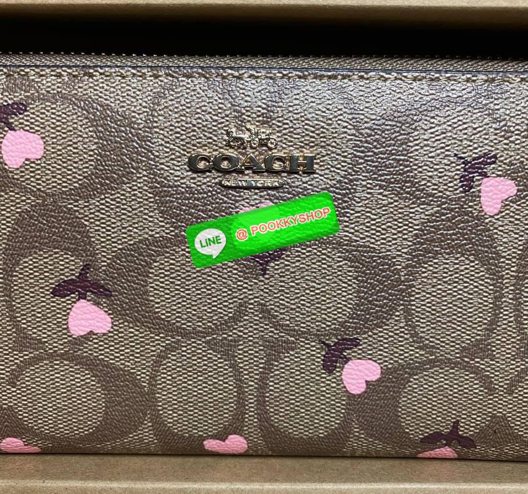 COACH ACCORDION ZIP WALLET IN SIGNATURE CANVAS กระเป๋าสตางค์ใบยาว ซิปรอบ ใช้งานง่าย ด้วยฟังค์ชั้น ด้านใน ใส่บัตรได้จุใจ มีช่องซิปใส่เหรียญตรงกลาง โดนใจหลายๆคนไปเรียบร้อยและคลาสสิค เรียบหรูดูแพงตลอดกาล ยกให้รุ่นนี้เลย