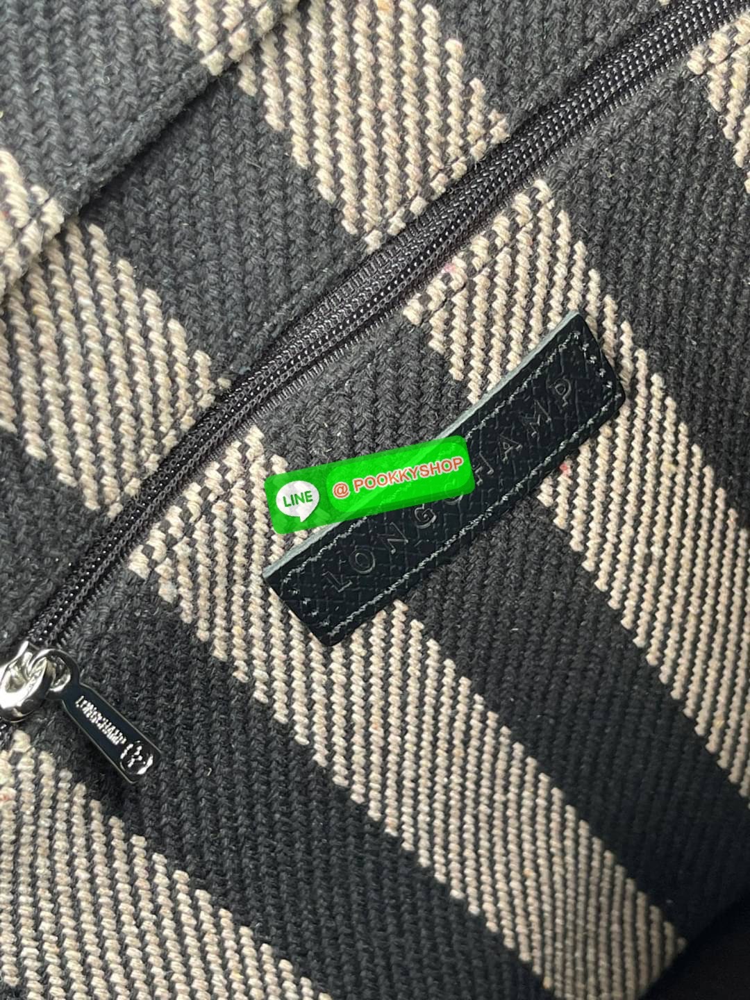 💕 Longchamp Essential Stripes shoulder bag อีกหนึ่งคอลเลคชั่นสำหรับใครที่ต้องการกระเป๋าแบบใช้งานได้ในหลาย ๆ โอกาส การเลือกกระเป๋าขนาดเล็กย่อมไม่สะดวกและไม่ครอบคลุมต่อการใช้สอยอย่างแน่นอน Longchamp รุ่นนี้สามารถตอบโจทย์ ในการใช้งานที่หลากหลายขึ้น เ