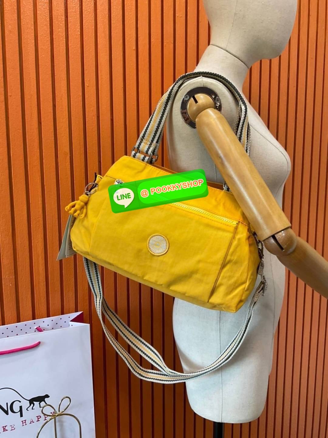 Kipling Damen Orelie Henkeltasche รุ่น K15257 กระเป๋าถือ/สะพาย Crossbody ขนาดกำลังดี หูกระเป๋ายาวสามารถคล้องบ่าได้ วัสดุpolymode100% ผ้ากันน้ำ กระเป๋ามีน้ำหนักเบา มีช่องซิป ด้านหน้า และ ด้านหลัง ภายในแบ่งเป็น 3 ช่องหลักใช้งาน ช่องซิปกลางแยกเป็นสัดส่วน จุข