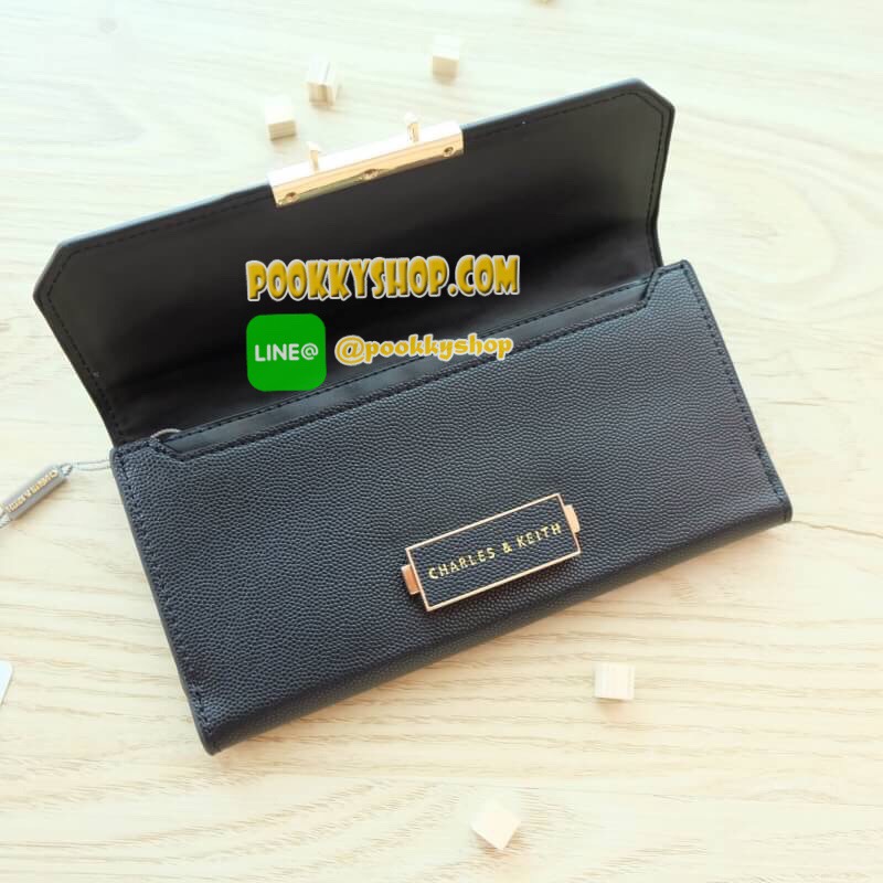 Charles & Keith Push-Lock Long Wallet กระเป๋าสตางค์ใบยาว วัสดุหนังลายคาเวียร์ สามารถใช้งานได้ทั้งด้านหน้าและด้านหลัง ด้านหน้าเปิด - ปิดด้วยตัวกดล็อคทั้ง 2 ฝั่งพร้อมกัน ภายในมีช่องซิปและช่องใส่ธนบัตร ด้านหลังเปิด - ปิดด้วยกระดุม ภายในมีช่องใส่บัตรหลายช่องแ